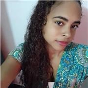 Profesora de matematica imparte clases a niños de primaria